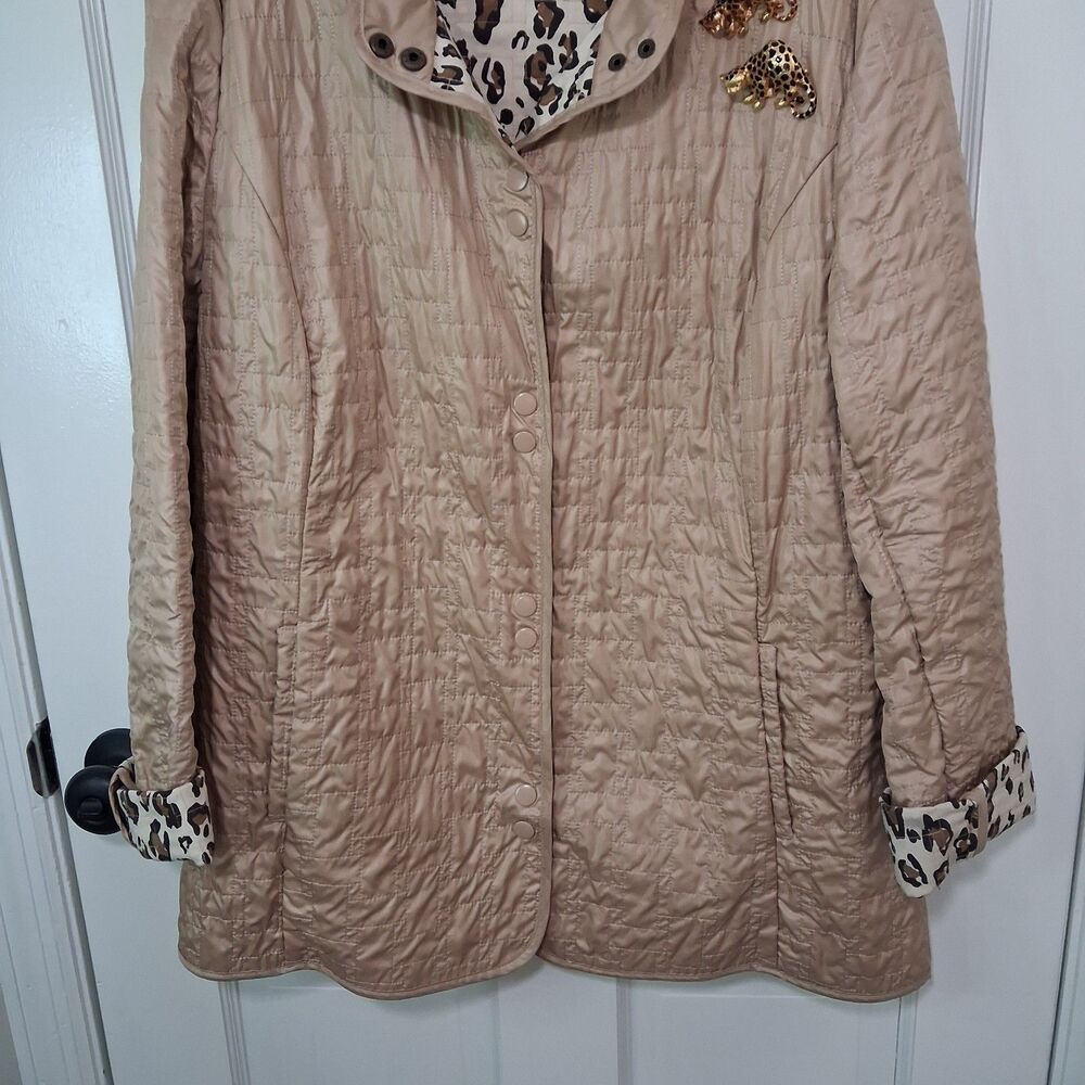 Chico's Sz 3 Quilted Jacket Tan Beige Leopard Animal Print Lining Pins Included - Picture 13 of 16